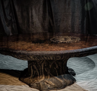 Деревянный стол со столешницей из эплксидной столы от Полимеркуб